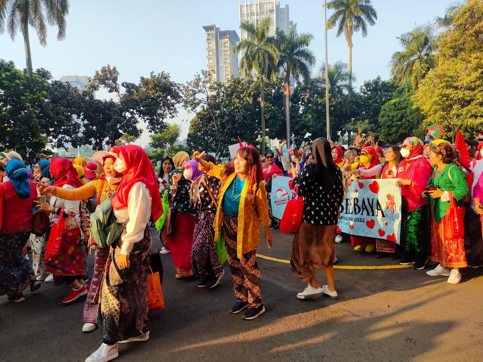 Sambil Jalan Santai, Ratusan Wanita Dukung Kebaya Didaftarkan Jadi Warisan Dunia