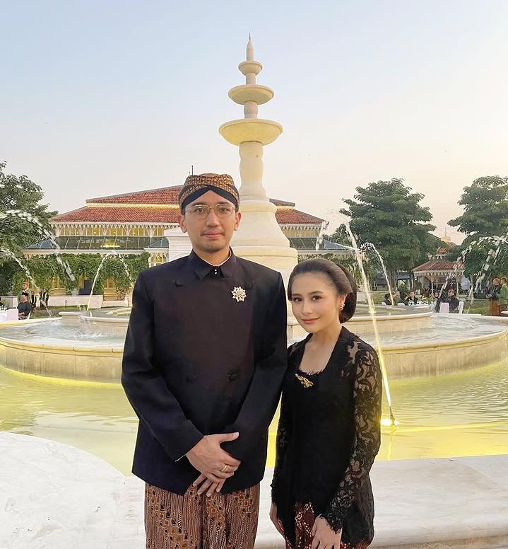 Potret Prilly Latuconsina Ikut Kirab Malam 1 Suro di Mangkunegaran, Cantik Sanggulan