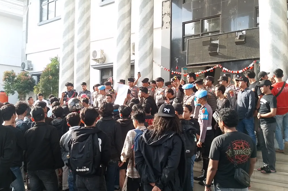 Pintu Kaca Sekretariat Daerah Pecah, Demo Tolak Sampah Tangsel Berakhir Ricuh