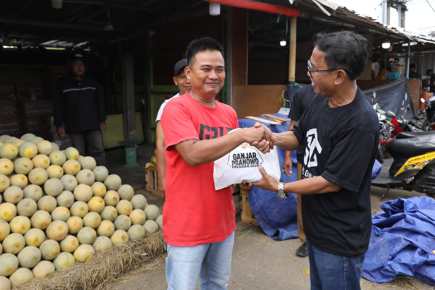 Relawan Gardu Ganjar Banten Bagikan Ribuan Sembako ke Pedagang Rau 