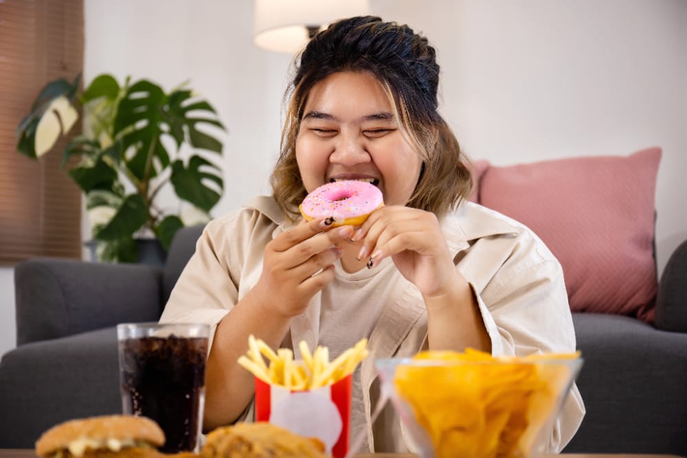 5 Alasan Mengapa Kamu Tidak Bisa Berhenti Makan Berlebihan