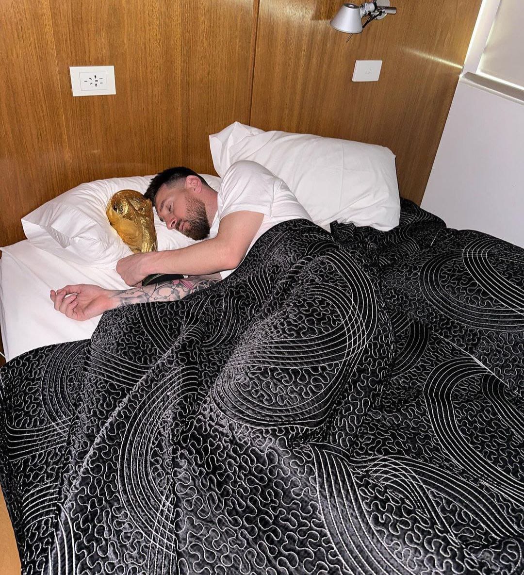 Nyenyak! Messi Pules Tidur Sekamar dengan Tropi Piala Dunia 