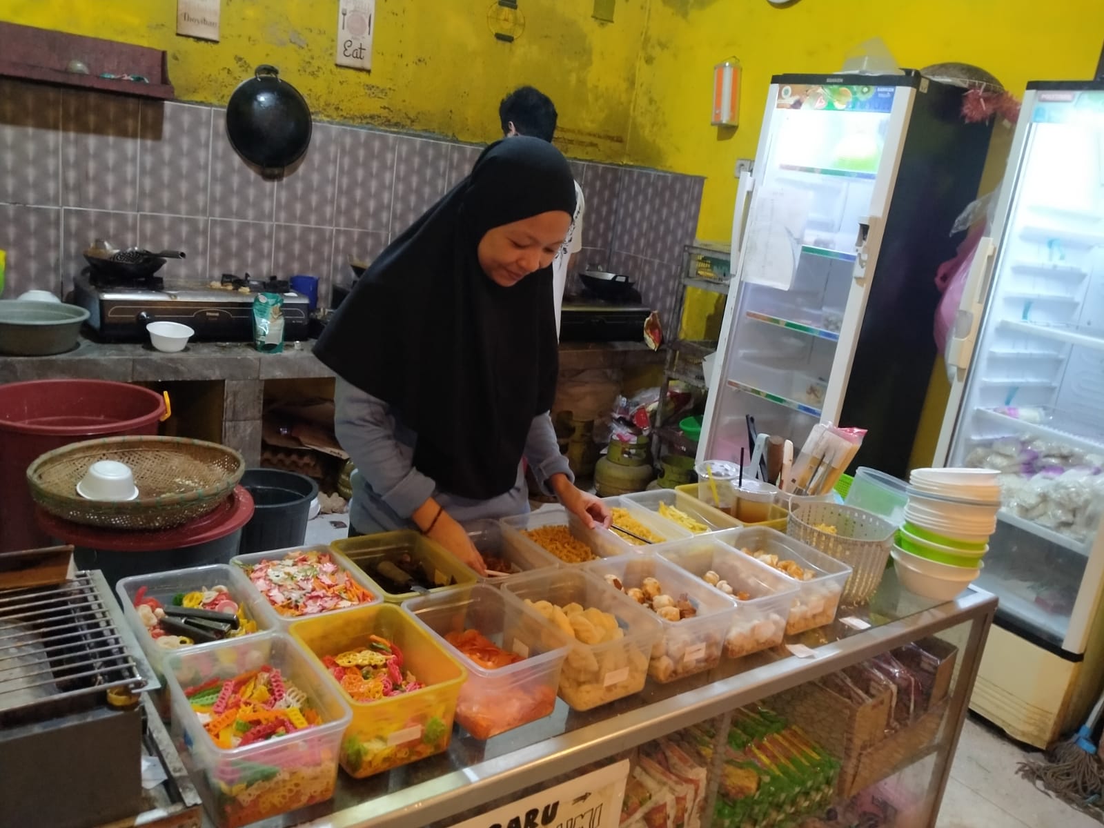 Warung Seblak 'Umi' Kuliner Prasmanan Hits di Pandeglang, Sensasi Pedasnya Bikin Nagih, Omset Jutaan Rupiah