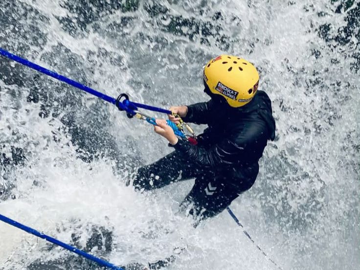 Canyoneering, Olahraga Ekstrem yang Lagi Digandrungi Gen Z di Curug-Curug Indonesia