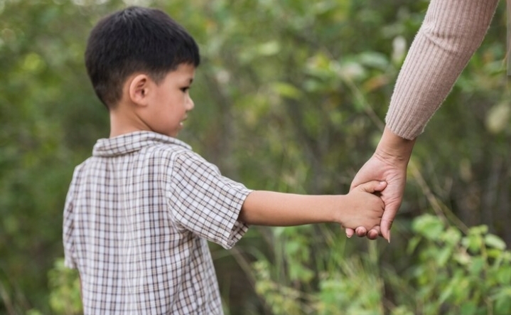 4 Tanda Anak Kurang Kasih Sayang Orang Tua, Senang Mencari Perhatian Salah Satunya