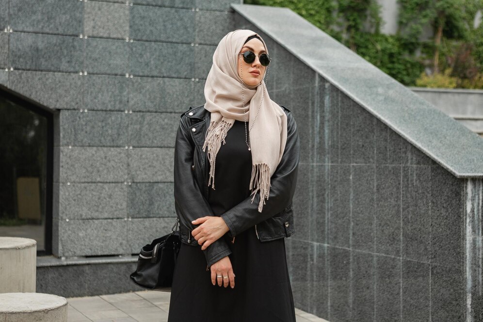 Baju Lebaran: 10 Warna Hijab yang Cocok Dengan Gamis Hitam