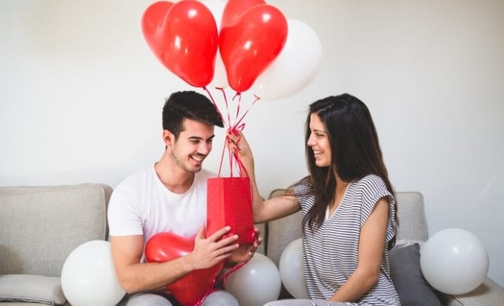 4 Cara Menikmati Hari Valentine yang Berkesan Tanpa Harus Keluar Rumah, Bisa Hemat Budget