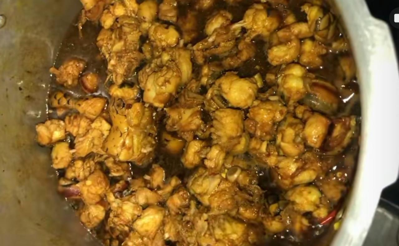 Di Luar Ekspektasi, Orang Ini Masak Semur Ular Piton, Netizen Sudah Pasti Komentar