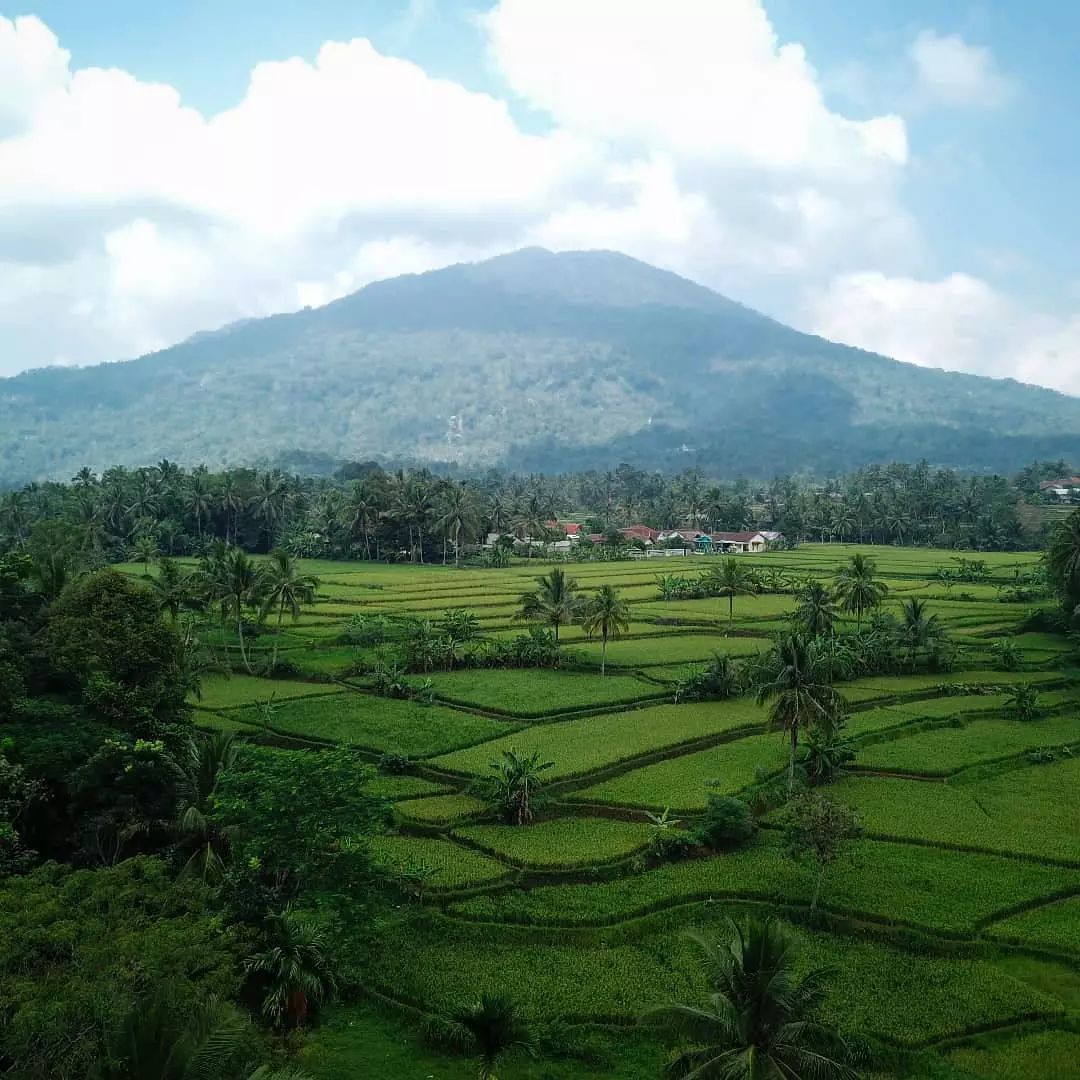 Di Balik Keindahan Gunung Pulosari, Ini Kisah Mistis yang Jarang Orang Tahu