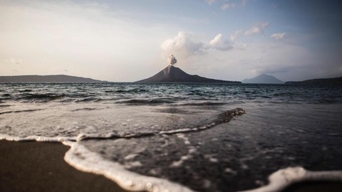 Empat Gunung Api Aktif di Indonesia Erupsi Serentak pada Minggu Pagi