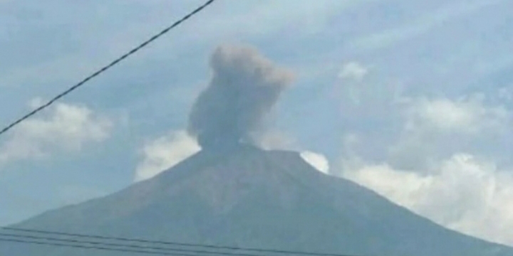 Setelah Gunung Ibu, Sore Ini Gunung Kerinci di Jambi Alami Erupsi 