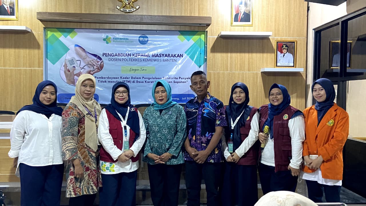 Latih Kader Desa Kendalikan Hipertensi dengan Terapi Foot Massage