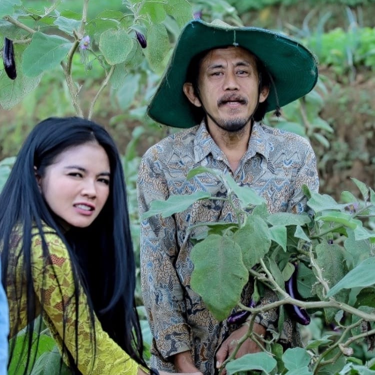 Melepas Rindu, Karina Ranau Pilih Sahur Pertama di Makam Mendiang Epy Kusnandar