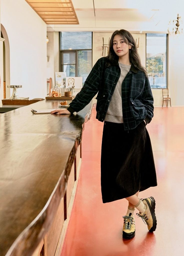 Gaya Simpel Tapi Elegan, Inspirasi Mix and Match Hijab Friendly ala Bae Suzy