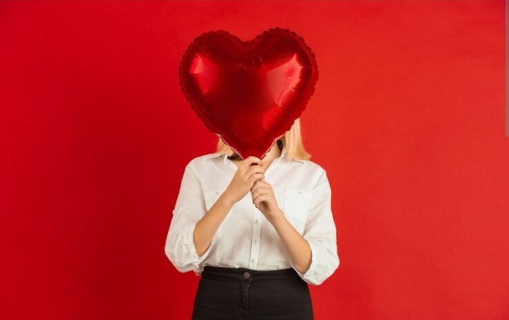 Bahaya! Ternyata Ini Sisi Gelap dari Love Bombing, yang Punya Pasangan Wajib Tahu Nih