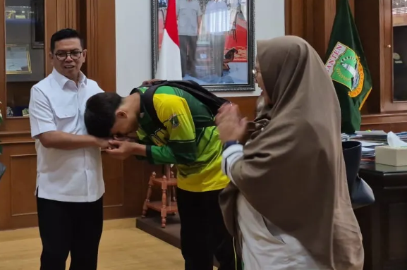 Gubernur Banten Tindak Tegas Siswa SMAN 1 Cimarga yang Merokok