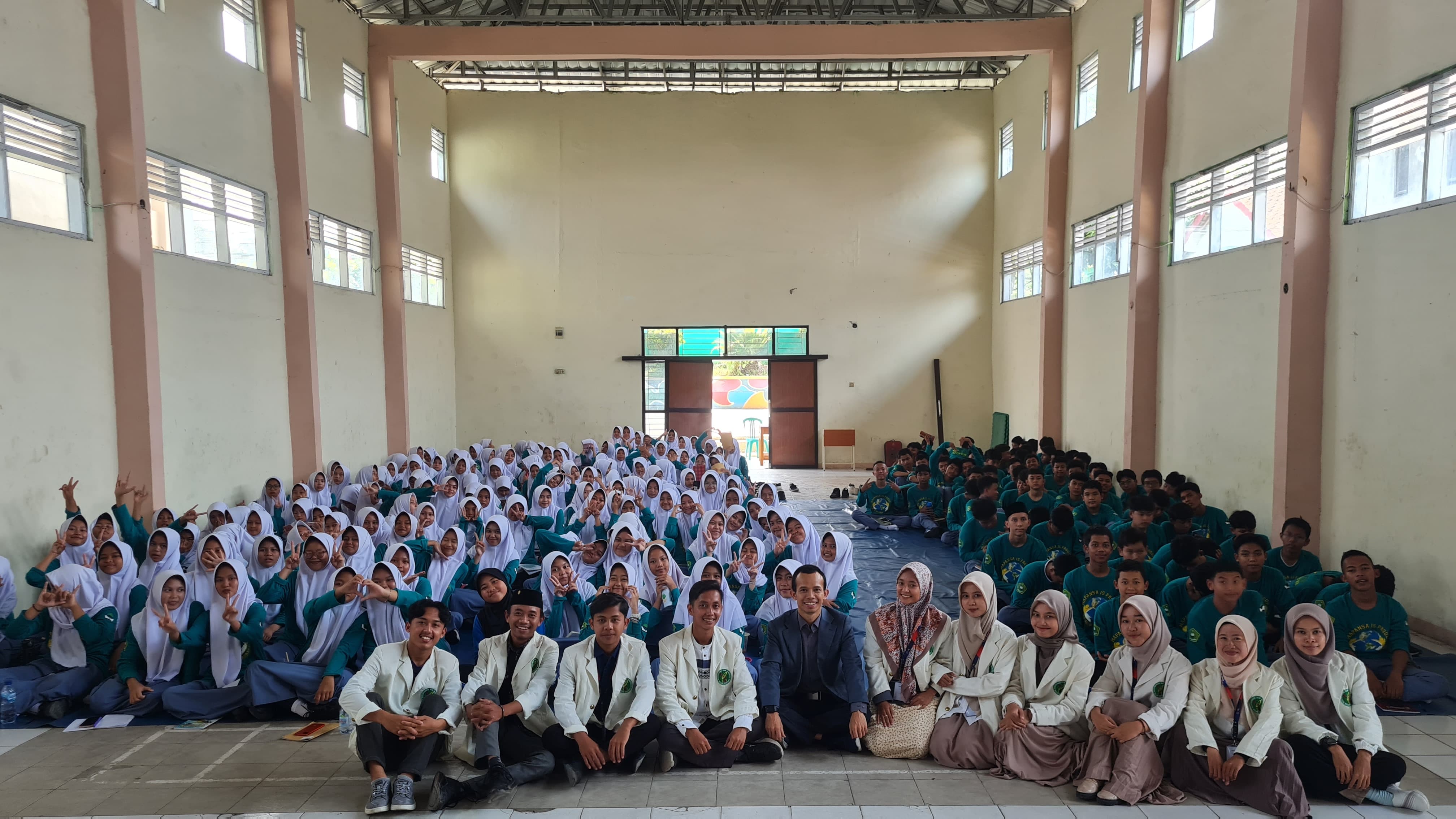 Mahasiswa UIN SMH Banten Adakan Seminar Public Speaking di MAN 1 Pandeglang