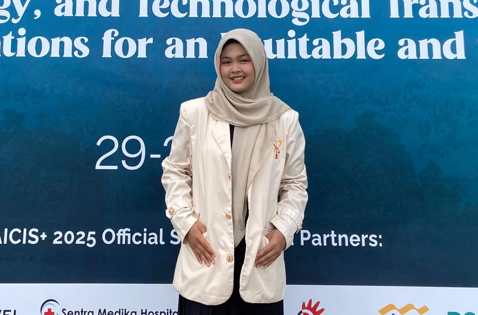 Neneng, Mahasiswa yang Memulai Karier MC di Tengah Kesibukan Kuliah