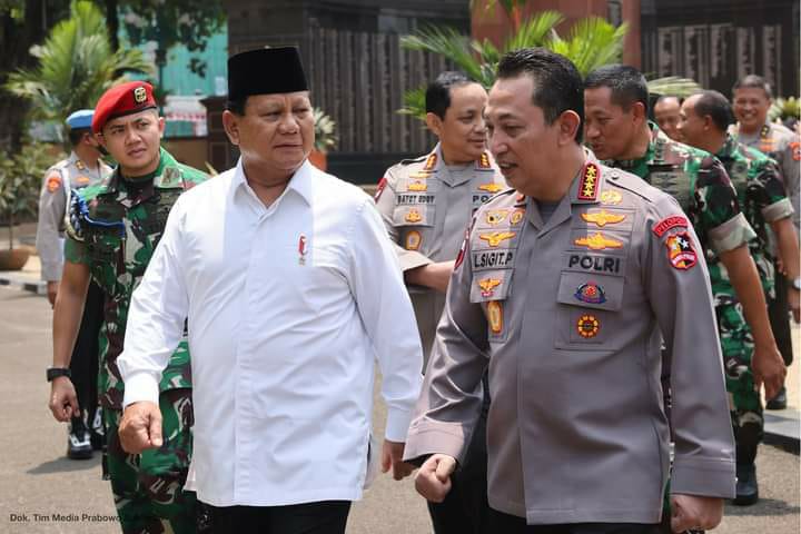 Prabowo Temui Kapolri, Hadiahi Pistol G2 Elite