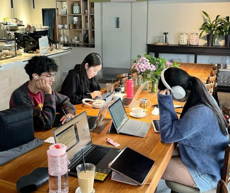Bukan Sekadar Ngopi, Ini Alasan “Ngafe Kalcer” Gen Z Terus Bertahan