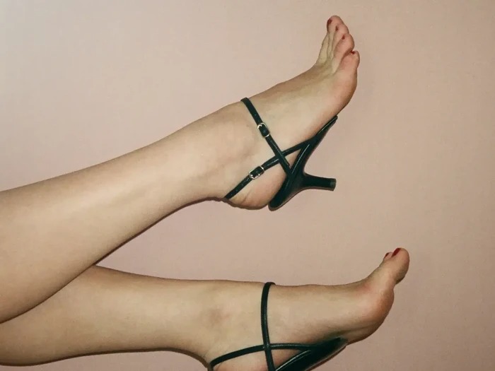 Tren 'Sepatu Nyeker' Muncul Lagi, Jeffrey Campbell Rilis High Heels Tanpa Sol