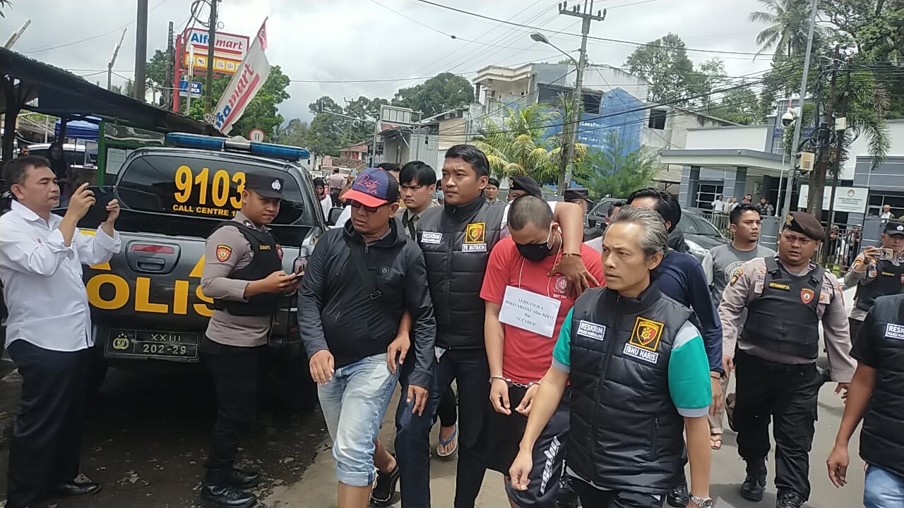 Dihadirkan di Rekonstruksi, Tersangka Kasus Pembunuhan Wanita Cantik Pandeglang Dijaga Ketat Polisi 