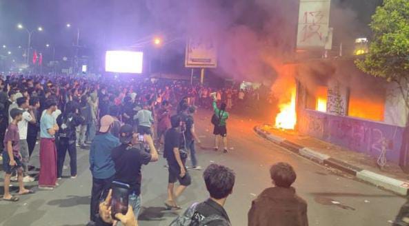 Pos Polisi Ciceri Kota Serang Terbakar Saat Kericuhan, Gubernur Ikut Menenangkan Massa