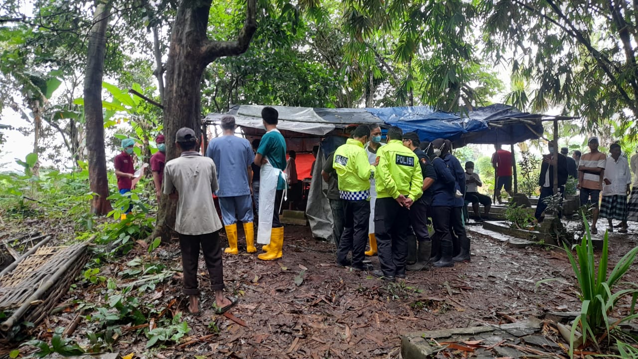 Makam Korban Kecelakaan di Cikeusal-Serang Dibongkar, Gara-gara Ada Anggota Keluarga yang Kesurupan 