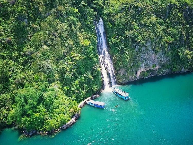 Menelusuri Air Terjun Spektakuler di Indonesia yang Menyihir Dunia