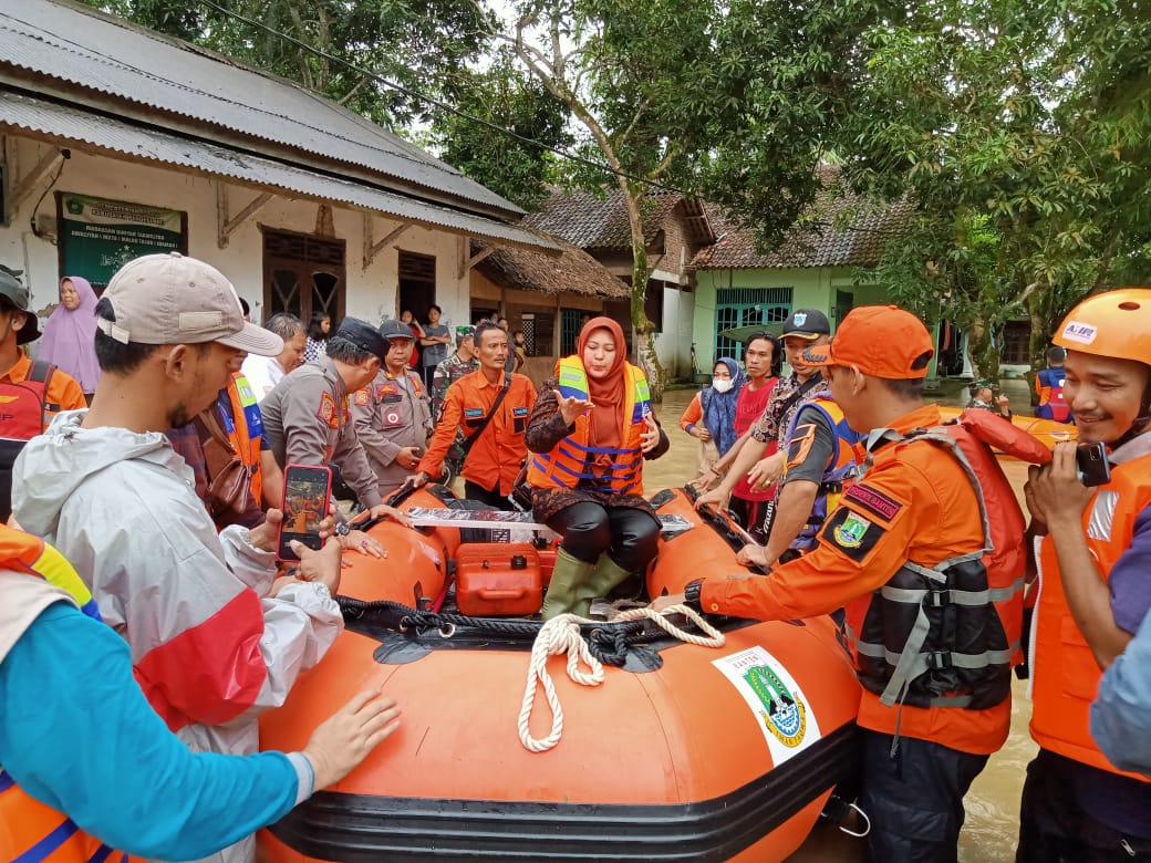 Irna Tinjau Lokasi Banjir di Desa Idaman - Patia, Pastikan Korban Dapat Bantuan 