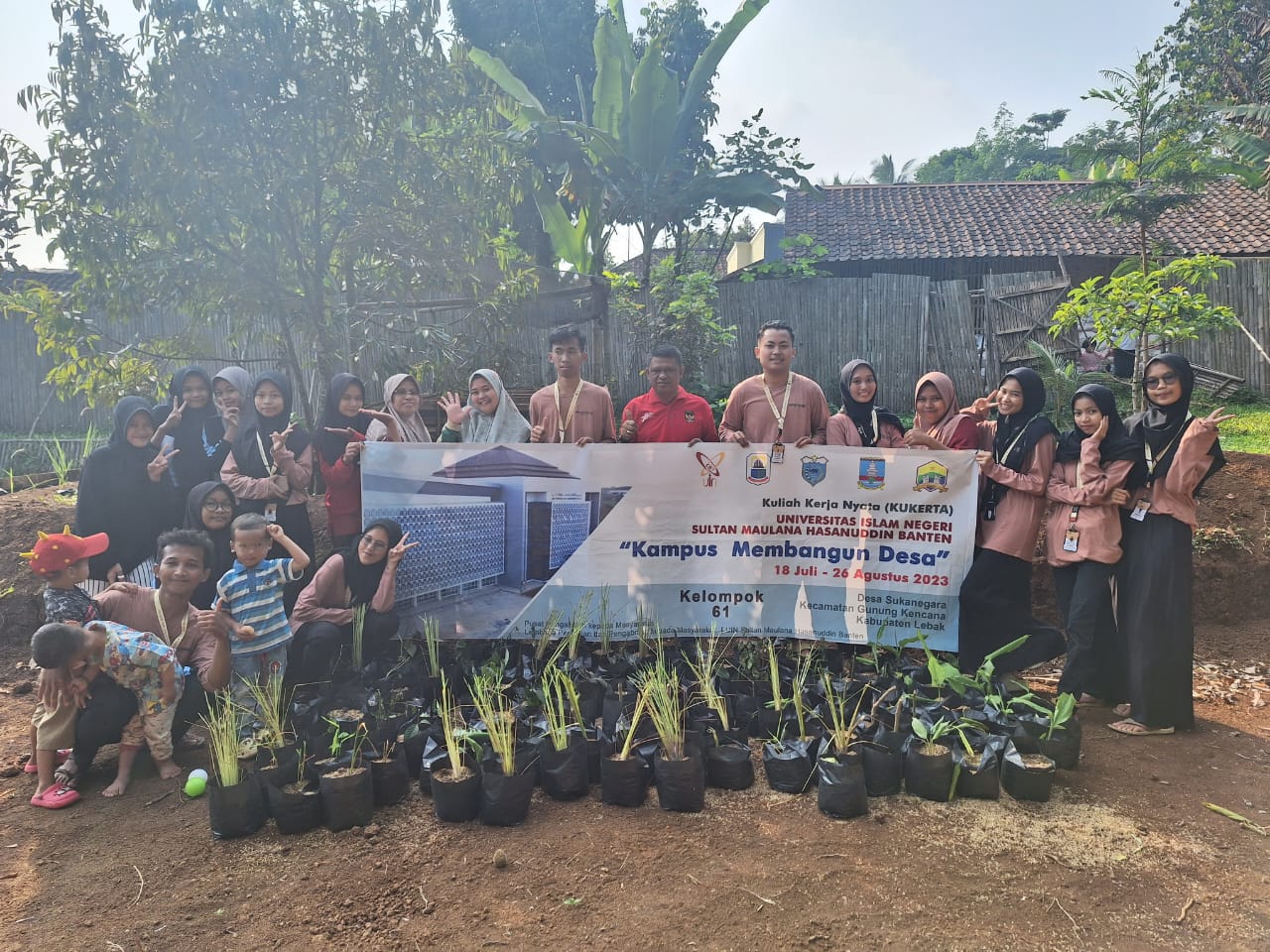 Aplikasikan Penanaman Tanaman Obat Keluarga, KKN 61 UIN Banten Berkolaborasi Dengan Aparatur Desa Sukanegara