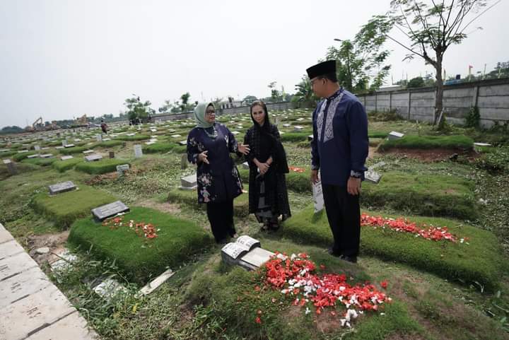 Hari Terakhir Kerja, Anies Ziarah ke Makam Khusus Syuhada Covid-19