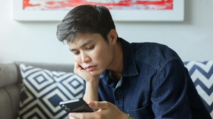 Cemas Akibat Terus Terpapar Berita Buruk? Ini Tips dan Batas Sehat dari Psikolog