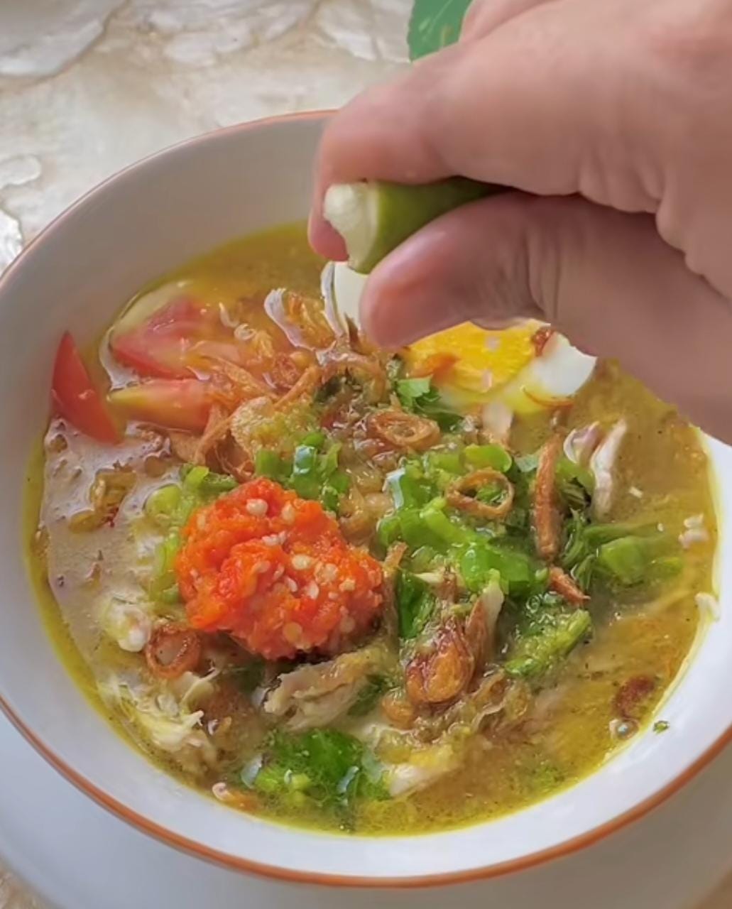 Begini Caranya Bikin Soto Ayam Kuah jadi Seger Banget