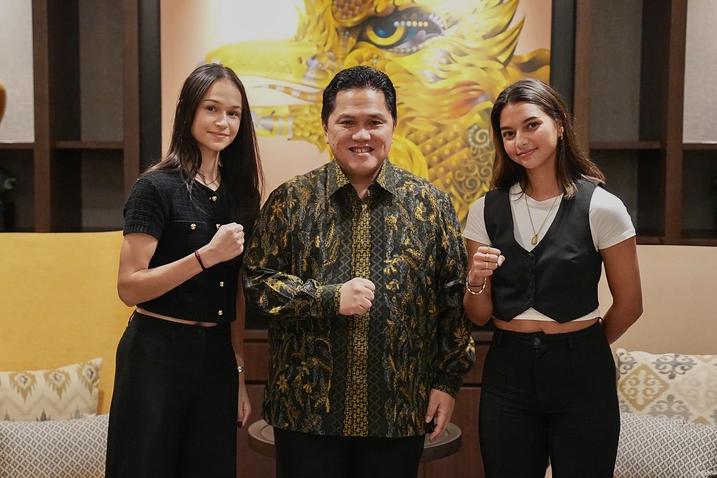 Momen Erick Thohir Bertemu dengan Dua Bidadari Timnas Putri Indonesia