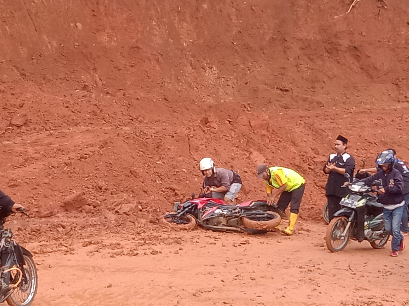 Terabas Jalan Berlumpur Merah, Puluhan Pemotor Jatuh di Jalan Curahem Gunung Kencana 