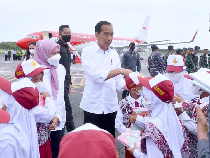 Jokowi Perintahkan Men-PAN RB Cari Solusi Tenaga Honorer di Daerah 