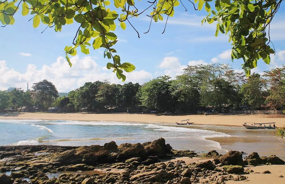 Pantai Pulomanuk Bayah, Wisata Instagramble yang Murah Meriah