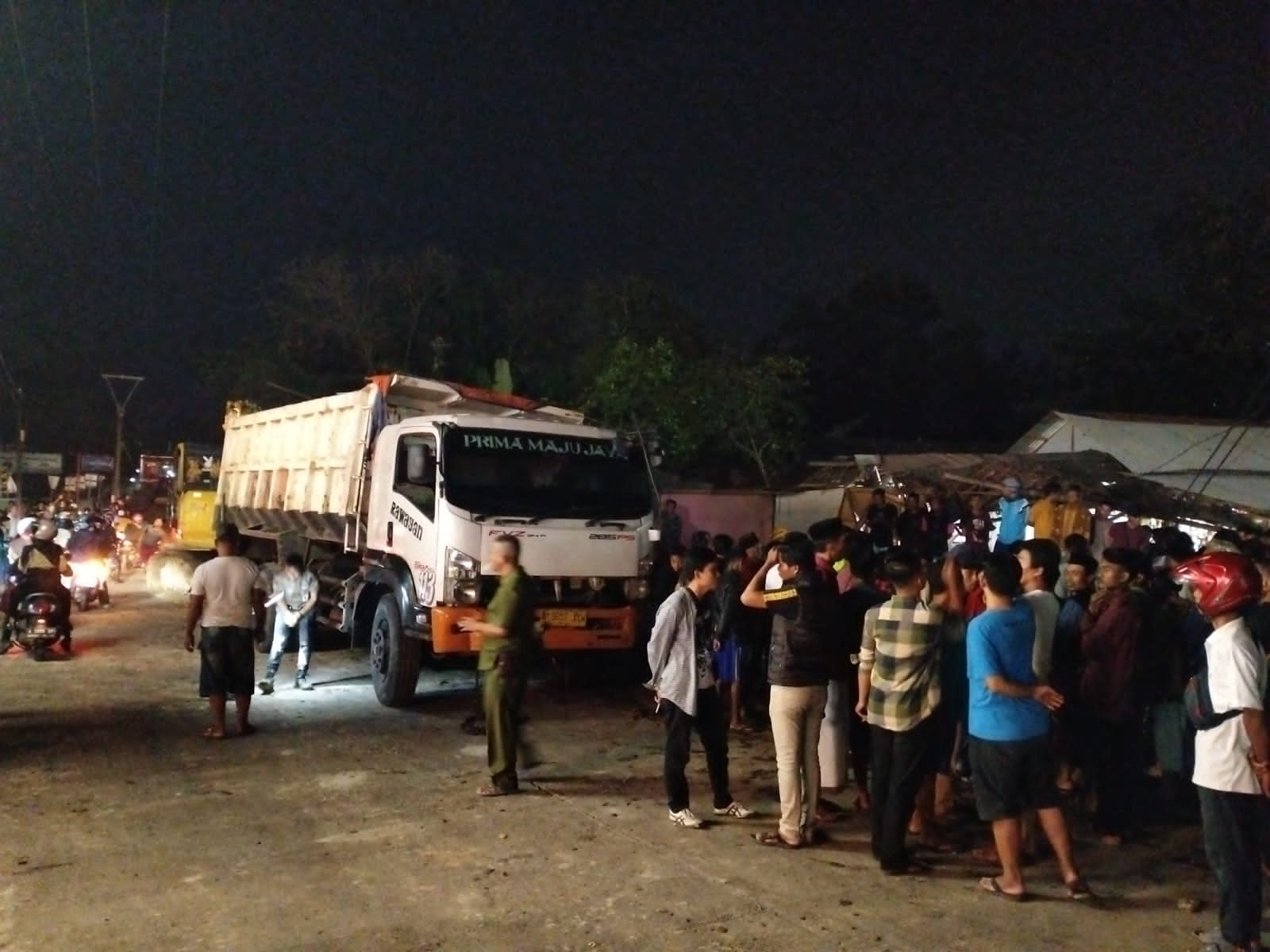 Truk Bermuatan Tanah Terguling di Dekat RSUD Banten, Dua Orang Tewas Tertimbun Tanah 