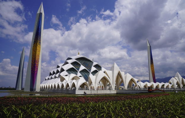 Wisata Religi ke 7 Masjid Indonesia yang Artsy Banget