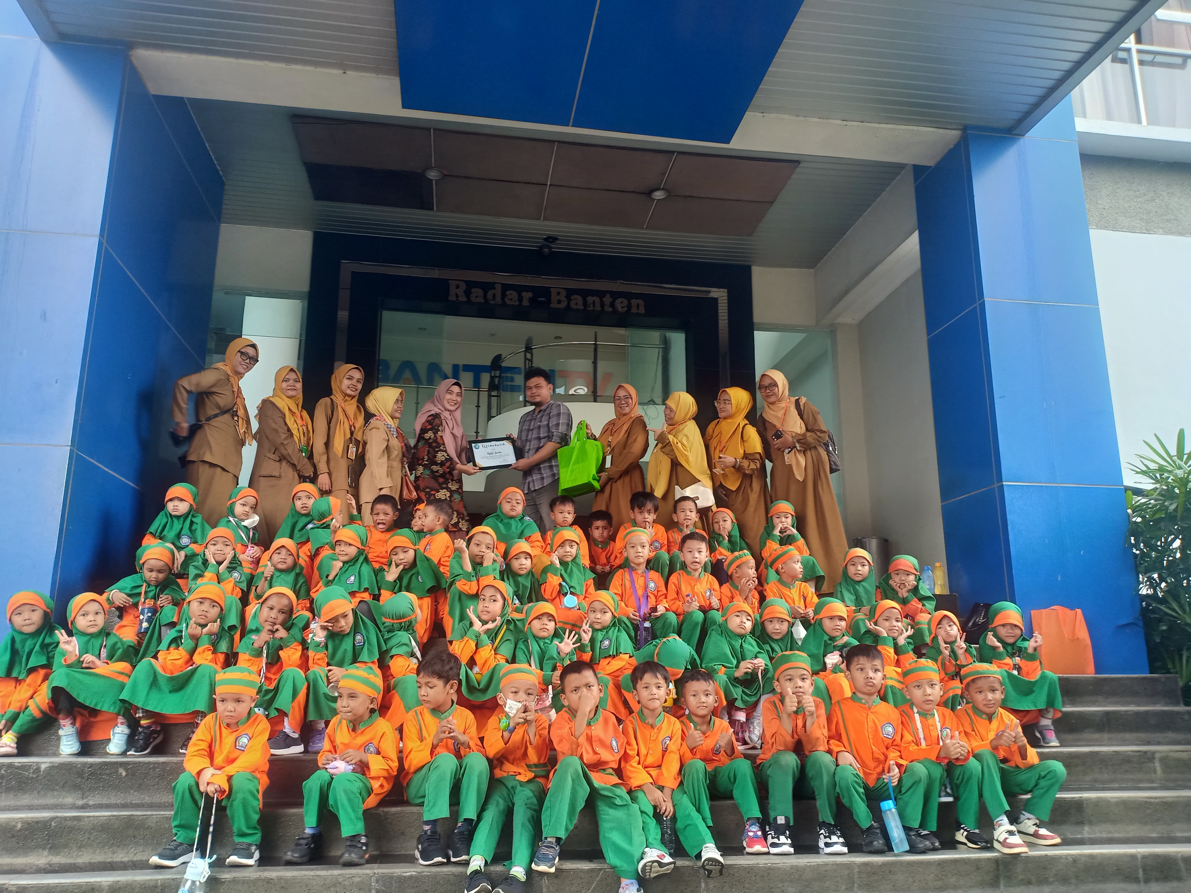 Kenalkan Media Koran pada Siswa, TK Mulya Insani Kunjungi Radar Banten