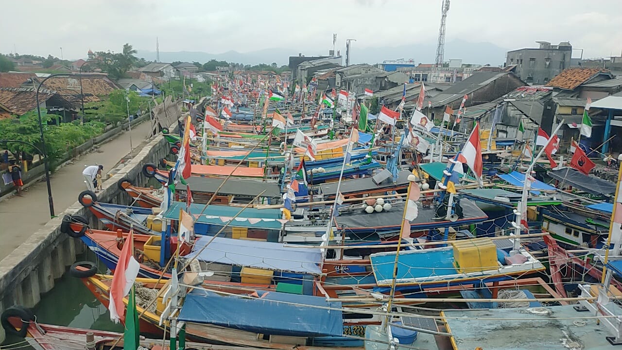 Rela Jadi Pemulung Demi Menyambung Hidup, Nasib Nelayan di Pandeglang saat Ombak Pasang