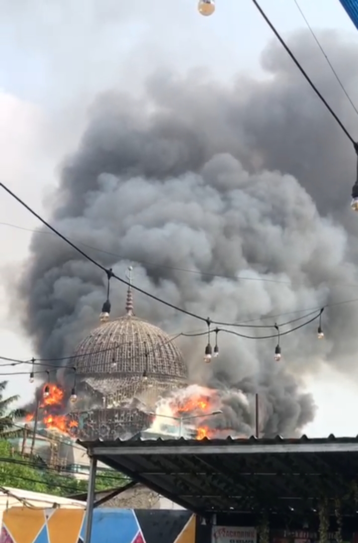 Mencekam, Masjid Jakarta Islamic Center Terbakar: Kubah Roboh dan Percikan Api yang Berjatuhan 