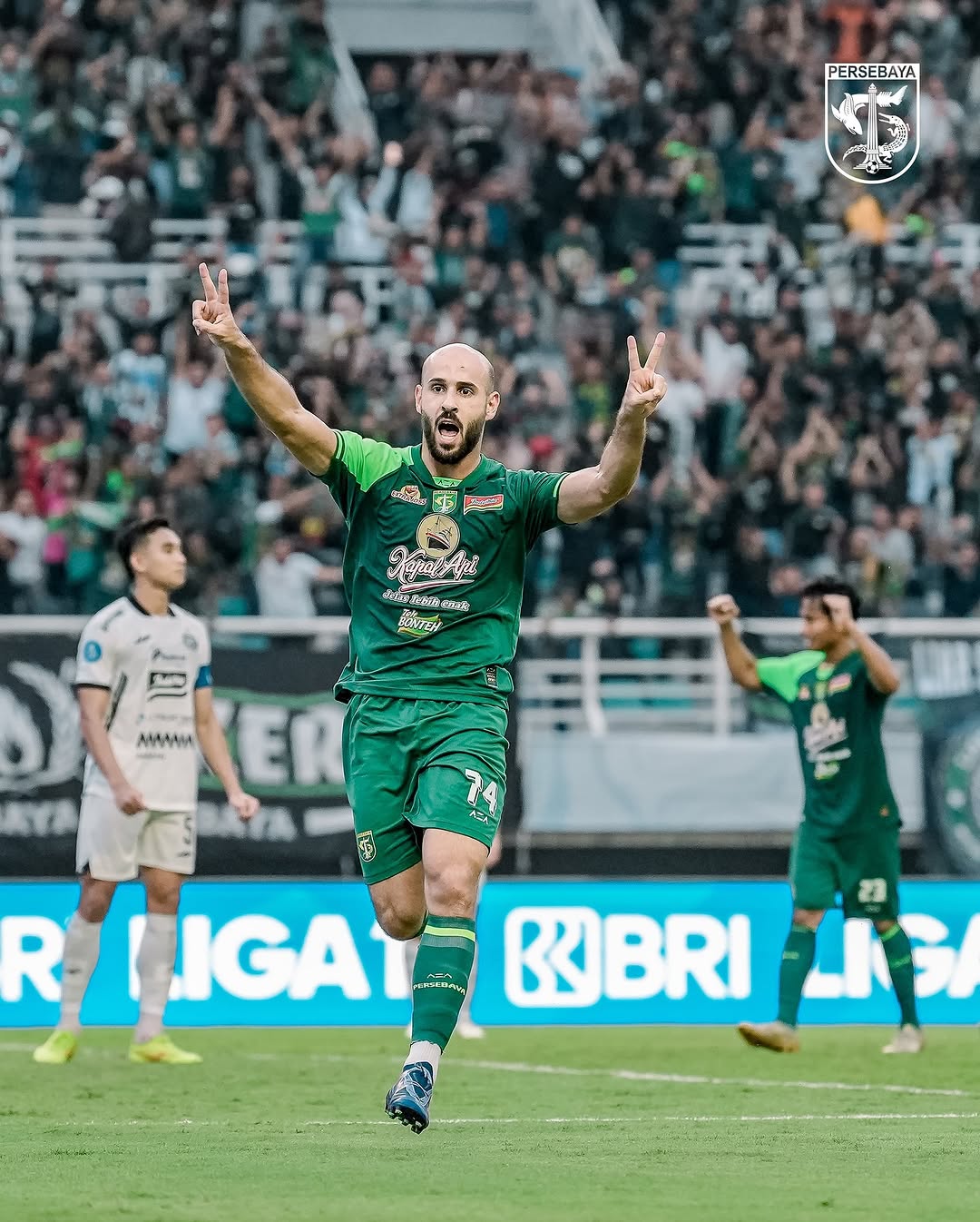 Persebaya Memimpin, Persib Menguntit, dan Borneo Terjungkal