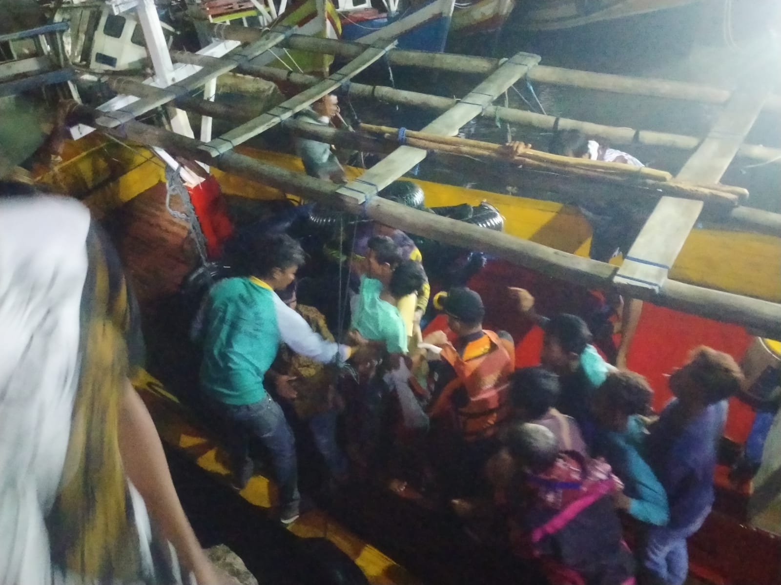 Kapal Nelayan Berpenumpang 16 Orang Terbalik Dihantam Ombak di Pulau Tinjil