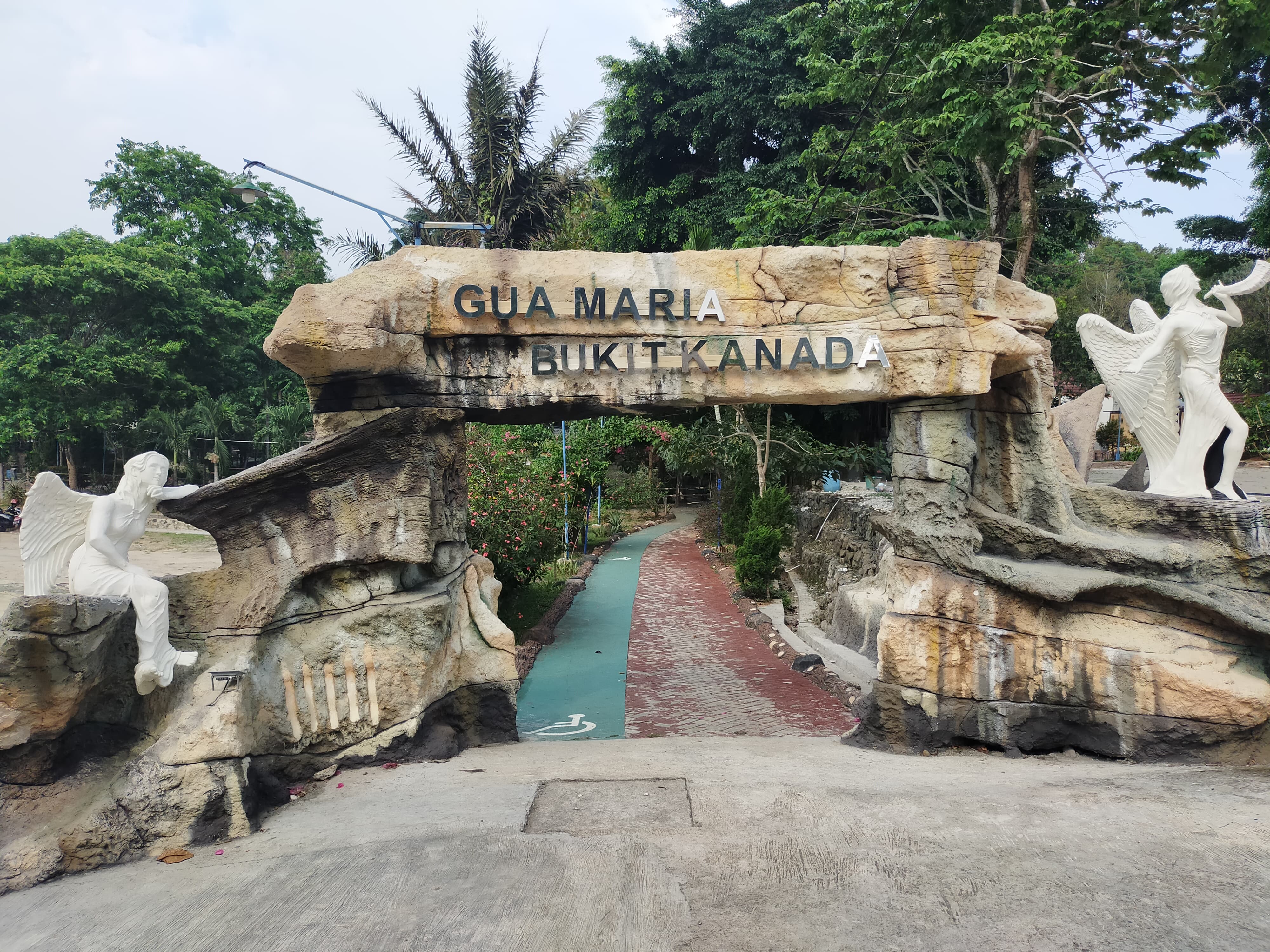 Berkunjung ke Gua Maria Bukit Kanada, Wisata Realigi di Rangkasbitung 