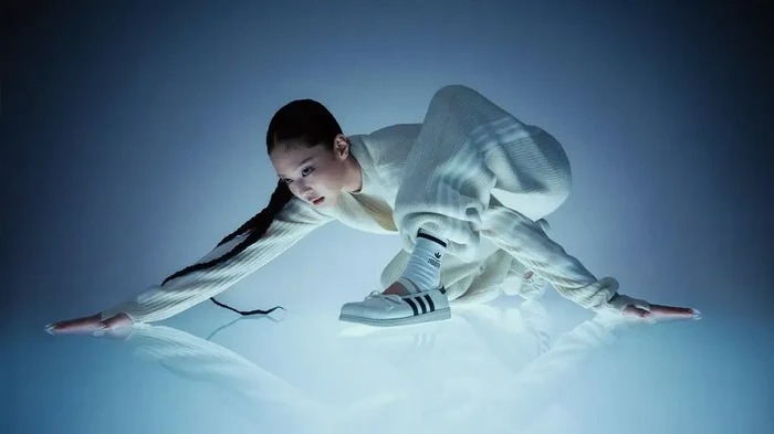 Jennie BLACKPINK Ubah adidas Superstar Jadi Ballet Sneakers yang Chic