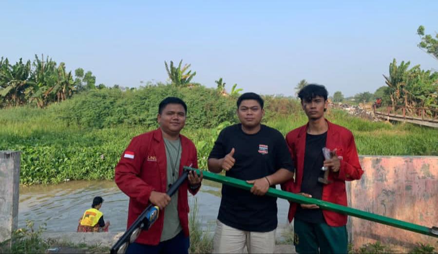 2 PLTS Berhasil Dibuat Mahasiswa KKM 26 UNIBA di Desa Linduk Kecamatan Pontang