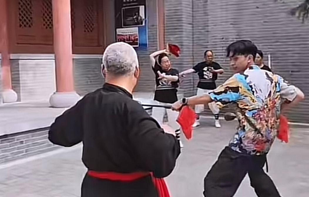 Viral! Kisah Cinta dan Keseimbangan Pasangan 90 Tahun yang Bikin Rian Farhadi Terkesima di China