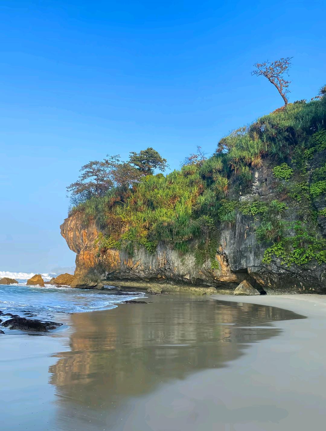 Liburan ke Pantai Goa Langir? Simak Harga Tiket Masuk dan Harga Penginapan